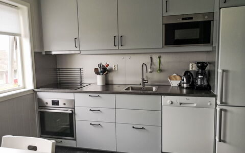 Mjellhaugen: Cabinetry, Countertop, Venster, Gootsteen, Wastafel, Wit, Gebouw, Toestel Van De Keuken, Fornuis, Keuken