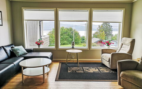 Mjellhaugen: Meubilair, Fabriek, Bankstel, Tafel, Venster, Gebouw, Fotolijst, Comfort, Interieur Ontwerp, Hout