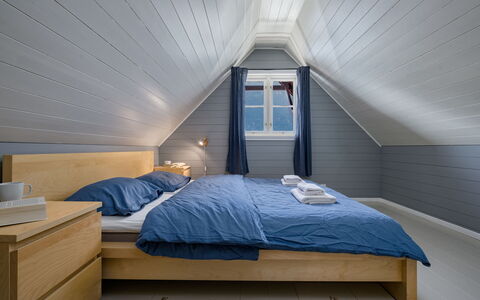 Tor: Gebouw, Eigendom, Meubilair, Comfort, Huis, Hout, Bed Frame, Schaduw, Textiel, Interieur Ontwerp