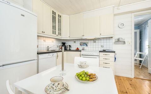 Arnafjord 609: Keuken, Flooring, Toestel Van De Keuken, Hout, Interieur Ontwerp, Verdieping, Plafond, Cabinetry, Major Appliance, Countertop