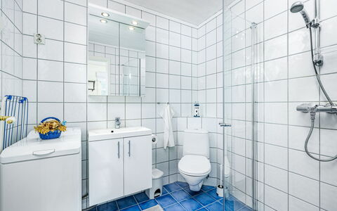 Arnafjord 609: Loodgieterswerkinrichting, Flooring, Interieur Ontwerp, Verdieping, Badkamer, Loodgieter, Tegel, Toilet, Plafond, Wastafel