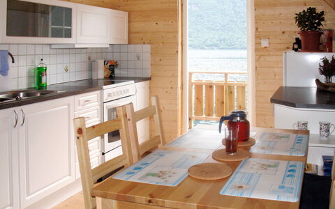 Arnafjord 609: Gootsteen, Cabinetry, Eigendom, Meubilair, Gebouw, Fabriek, Wastafel, Tafel, Countertop, Hout