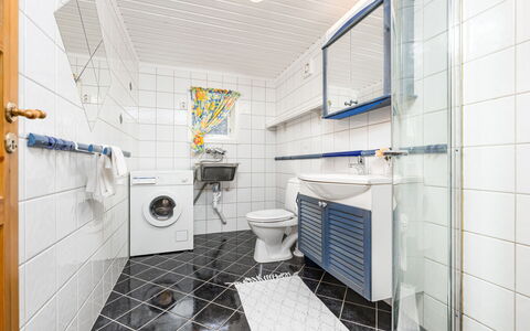 Jambueggi: Flooring, Verdieping, Loodgieterswerkinrichting, Tegel, Samengesteld Materiaal, Loodgieter, Toilet, Badkamer, Aluminium