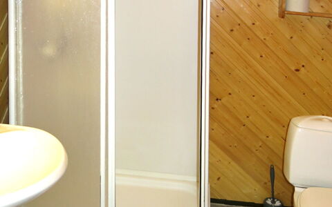 Nanna: Loodgieterswerkinrichting, Deur Van De Douche, Gebouw, Badkamer, Deur, Huis, Flooring, Lijn, Verdieping