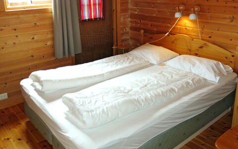 Nanna: Meubilair, Venster, Comfort, Hout, Textiel, Gebouw, Bed Frame, Verdieping, Schaduw, Bed