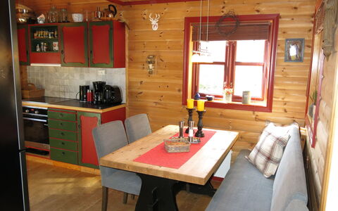 Troll: Tafel, Cabinetry, Meubilair, Venster, Hout, Interieur Ontwerp, Verdieping, Hardwood, Muur, Gebouw