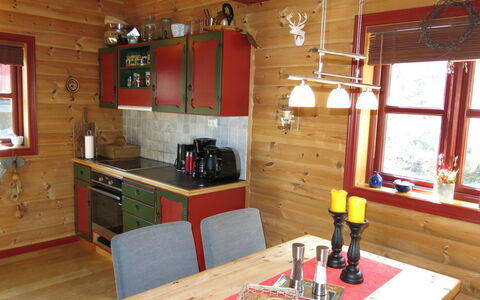 Troll: Tafel, Meubilair, Eigendom, Venster, Cabinetry, Hout, Interieur Ontwerp, Verlichting, Stoel, Keuken