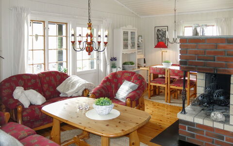 Fjellidyll: Tafel, Eigendom, Meubilair, Gebouw, Venster, Fotolijst, Comfort, Stoel, Hout, Interieur Ontwerp