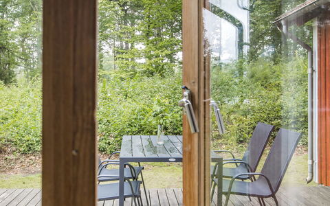 Ängsjömåla: Fabriek, Meubilair, Stoel, Hout, Veranda, Schaduw, Boom, Hardwood, Gras, Verblijf