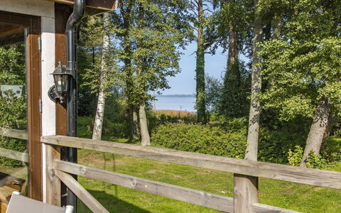 Kjuge Gula Huset: Fabriek, Eigendom, Boom, Hout, Lucht, Gebouw, Schaduw, Hek, Verblijf, Gras