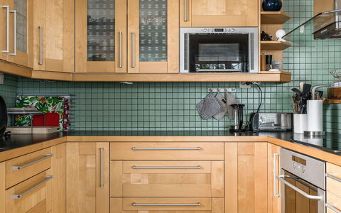 Villa Lundsfjärden: Bruin, Cabinetry, Countertop, Eigendom, Keuken, Hout, Lade, Fornuis, Toestel Van De Keuken, Interieur Ontwerp