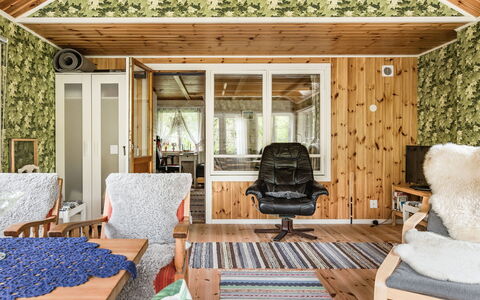 Röshult: Meubilair, Fabriek, Gebouw, Venster, Tafel, Hout, Interieur Ontwerp, Schaduw, Buitenmeubels, Huis