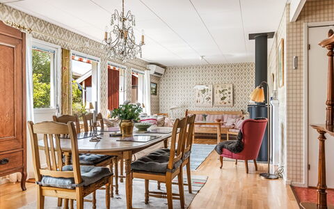 Mölltorp: Tafel, Lucht, Meubilair, Tableware, Gebouw, Interieur Ontwerp, Buitenmeubels, Veranda, Schaduw, Stoel