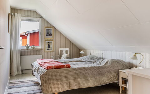 Mölltorp: Tafel, Lucht, Meubilair, Tableware, Gebouw, Interieur Ontwerp, Buitenmeubels, Veranda, Schaduw, Stoel