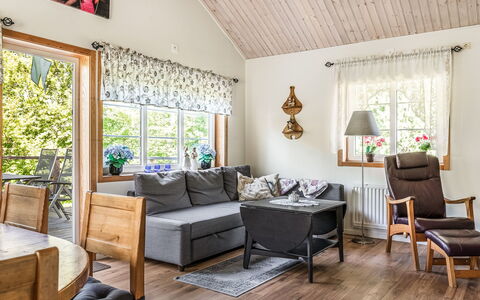 Gaslunda: Meubilair, Eigendom, Fotolijst, Tafel, Bankstel, Hout, Interieur Ontwerp, Fabriek, Stoel, Woonkamer