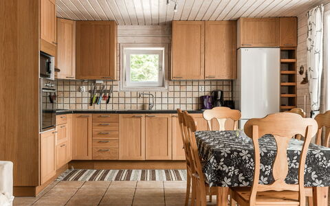 Erikstorp 143: Cabinetry, Meubilair, Eigendom, Countertop, Keuken, Hout, Interieur Ontwerp, Architectuur, Stoel, Flooring