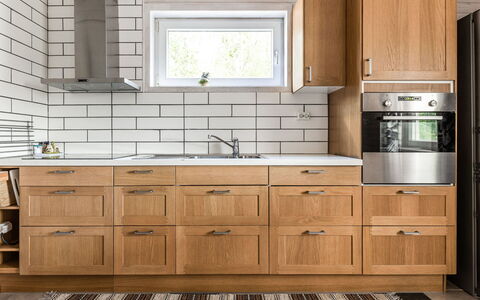 Erikstorp 144: Bruin, Countertop, Cabinetry, Gootsteen, Keuken, Kraan, Lade, Wastafel, Gebouw, Hout