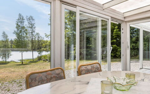 Erikstorp 145: Fabriek, Tableware, Eigendom, Meubilair, Tafel, Gebouw, Schaduw, Stoel, Interieur Ontwerp, Boom