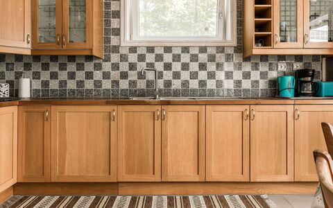Erikstorp 145: Bruin, Countertop, Cabinetry, Meubilair, Eigendom, Kraan, Gootsteen, Keuken, Product, Hout