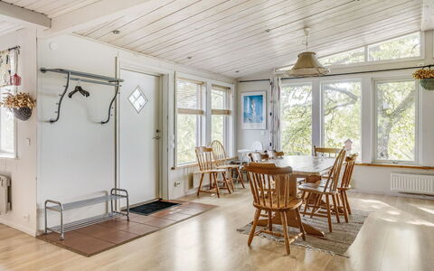 Ängasjö Ekbacken: Meubilair, Hout, Hal, Gebouw, Woonkamer, Tafel, Flooring, Verdieping, Venster, Stoel