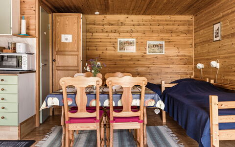 Tingsmåla: Eigendom, Meubilair, Cabinetry, Hout, Gebouw, Plank, Interieur Ontwerp, Stoel, Flooring, Tafel