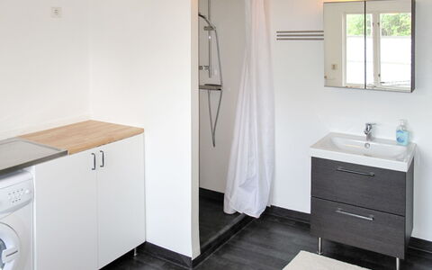 Ilandet: Eigendom, Spiegel, Cabinetry, Wastafel, Badkamerkast, Interieur Ontwerp, Gebouw, Hout, Verdieping