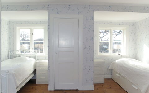 Ilandet: Meubilair, Gebouw, Deur, Cabinetry, Venster, Schaduw, Hout, Comfort, Interieur Ontwerp