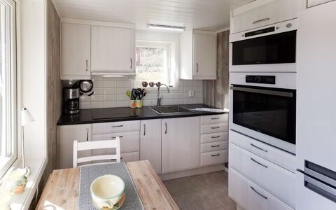 Norrkrog Utsikten: Countertop, Cabinetry, Gootsteen, Eigendom, Kraan, Wastafel, Meubilair, Keuken, Gebouw, Fornuis