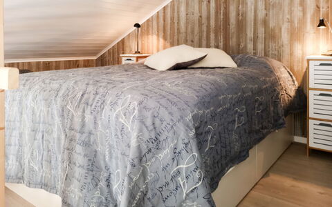 Norrkrog Utsikten: Meubilair, Gebouw, Hout, Textiel, Comfort, Interieur Ontwerp, Bed Frame, Verdieping, Bed, Cabinetry