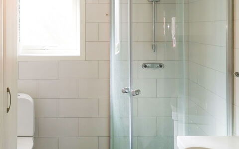 Norrkrog Utsikten: Loodgieterswerkinrichting, Douchekop, Douche, Kraan, Badkamer, Venster, Deur Van De Douche, Deur, Gebouw