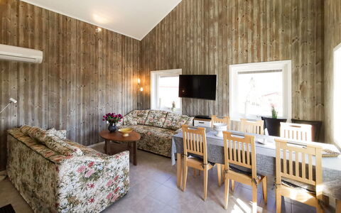 Norrkrog Utsikten: Tafel, Eigendom, Meubilair, Bankstel, Hout, Decoratie, Woonkamer, Interieur Ontwerp, Stoel, Verdieping