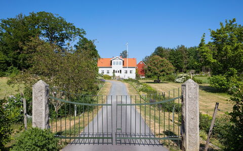 Matvik: Lucht, Fabriek, Eigendom, Gebouw, Vegetation, Land Lot, Architectuur, Boom, Weg Oppervlak, Huis