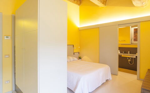 Villa San Lorenzo: Kamer, Bed, Eigendom, Geel, Meubilair, Slaapkamer, Interieur Ontwerp, Plafond, Gebouw, Muur