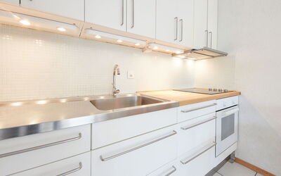 Combire 302 644.61: Keuken, Flooring, Hout, Interieur Ontwerp, Countertop, Verdieping, Cabinetry, Plafond, Loodgieterswerkinrichting, Gootsteen