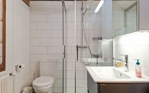Schwenden 150: Badkamer, Loodgieterswerkinrichting, Flooring, Wc Bril, Wastafel In De Badkamer, Toilet, Wastafel, Interieur Ontwerp, Verdieping, Kraan