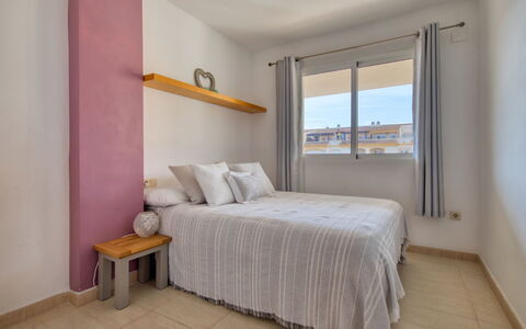 Residencial Roma: Slaapkamer, Bed, Meubilair, Kamer, Eigendom, Laken, Interieur Ontwerp, Verdieping, Bed Frame, Gebouw