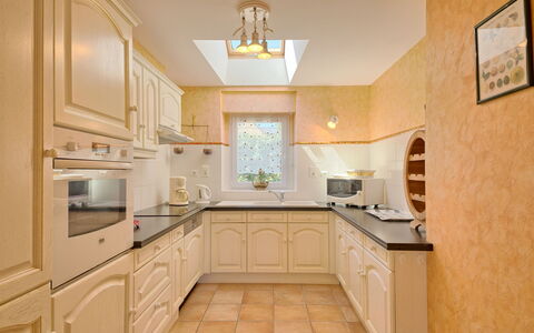 Plouhinec Morbihan 647: Bruin, Cabinetry, Countertop, Eigendom, Wastafel, Gootsteen, Meubilair, Keuken, Hout, Interieur Ontwerp