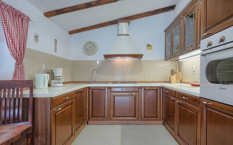 Country House D&D: Countertop, Kamer, Cabinetry, Meubilair, Eigendom, Keuken, Interieur Ontwerp, Plafond, Gebouw, Geel