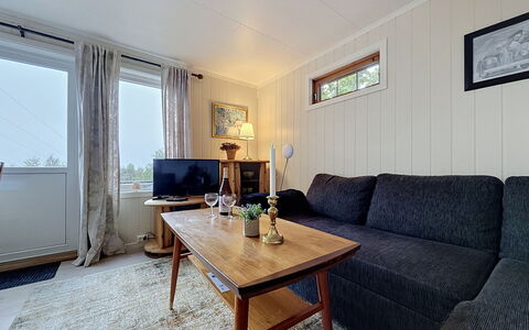 Lihesten: Meubilair, Interieur Ontwerp, Flooring, Verdieping, Tafel, Plafond, Keuken En Eettafel, Verlichting, Stoel, Huis