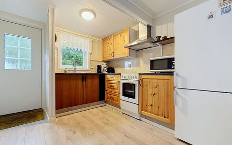 Lihesten: Meubilair, Interieur Ontwerp, Flooring, Verdieping, Tafel, Plafond, Keuken En Eettafel, Verlichting, Stoel, Huis