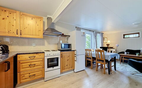 Lihesten: Meubilair, Interieur Ontwerp, Flooring, Verdieping, Tafel, Plafond, Keuken En Eettafel, Verlichting, Stoel, Huis