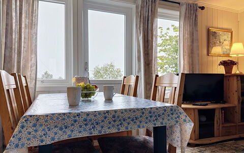 Lihesten: Meubilair, Interieur Ontwerp, Flooring, Verdieping, Tafel, Plafond, Keuken En Eettafel, Verlichting, Stoel, Huis