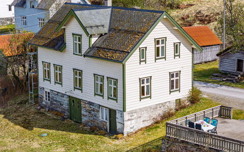 Elvehuset: Gebouw, Venster, Huis, Dak, Huis, Verblijf, Woongebied, Landelijk Gebied, Struik