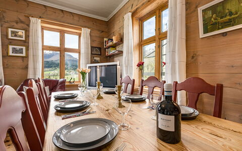 Elvehuset: Meubilair, Hout, Interieur Ontwerp, Eetkamer, Keuken En Eettafel, Tafel, Huis, Flooring, Huis, Houten Vloer