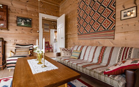 Elvehuset: Flooring, Interieur Ontwerp, Verdieping, Meubilair, Hout, Plafond, Bankstel, Kamer, Woonkamer, Tapijt