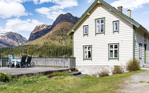 Elvehuset: Gebouw, Venster, Huis, Huis, Verblijf, Dak, Bergketen, Landelijk Gebied, Siding, Helling