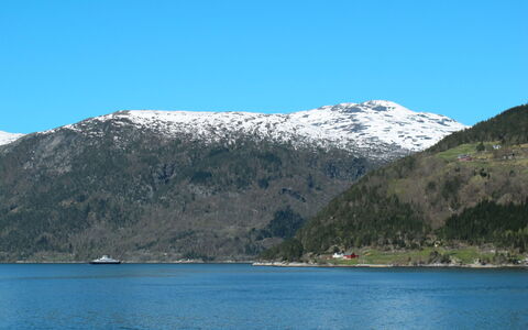 Hardangerrorbu: Water, Lucht, Berg, Ecoregio, Blauw, Natuurlijk Landschap, Hoogland, Meer, Sneeuw, Kust En Oceanic Landvormen