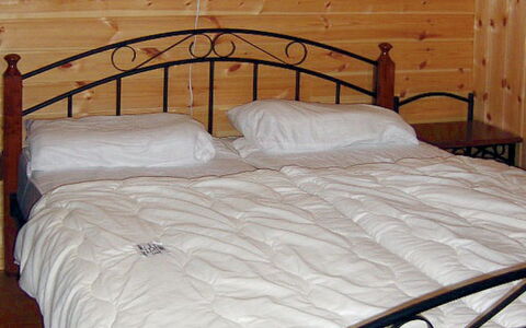 Hardangerrorbu: Meubilair, Gebouw, Comfort, Licht, Bed, Textiel, Bed Frame, Hout, Interieur Ontwerp, Verlichting
