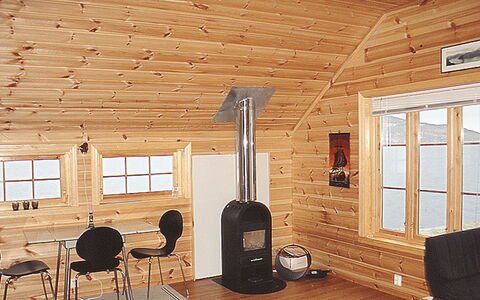 Hardangerrorbu: Gebouw, Eigendom, Venster, Meubilair, Hout, Stoel, Interieur Ontwerp, Flooring, Verdieping