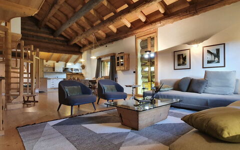 Chalet Baita Tabià Dolomites: Meubilair, Bankstel, Fotolijst, Hout, Interieur Ontwerp, Tafel, Flooring, Verdieping, Lamp, Woonkamer